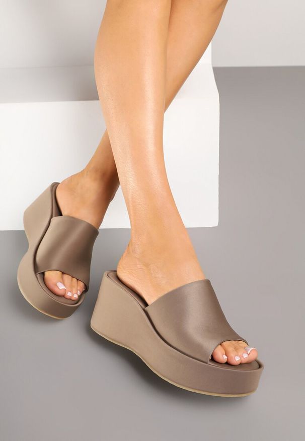 Renee - Ciemnobeżowe Klapki na Platformie i Koturnie z Szerokim Paskiem Julinette. Okazja: na co dzień, na imprezę. Kolor: beżowy. Sezon: lato. Obcas: na koturnie. Styl: elegancki, casual