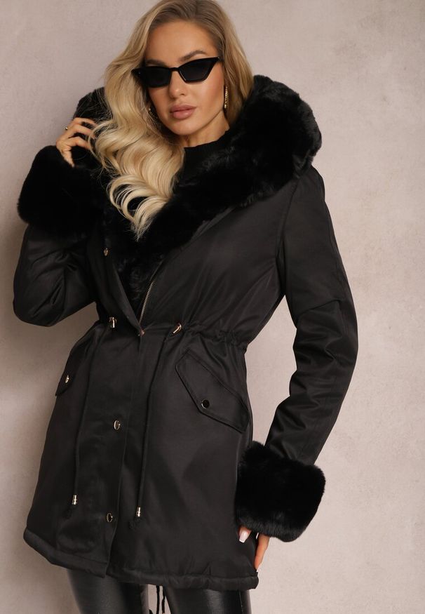 Renee - Czarna Kurtka Parka z Paskiem w Talii i Kapturem z Futerkiem Hizontia. Okazja: na spacer. Typ kołnierza: golf. Kolor: czarny. Materiał: futro
