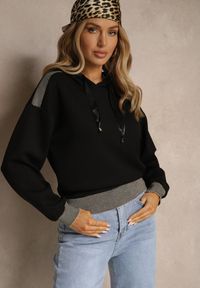 Renee - Czarna Bluza z Kapturem Ozdobiona Ściągaczami i Metaliczną Nitką Ulisiela. Okazja: na co dzień. Typ kołnierza: kaptur. Kolor: czarny. Materiał: jeans. Wzór: aplikacja. Styl: casual
