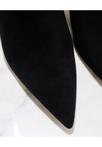 MANOLO BLAHNIK - Czarne botki z zamszu Dankana. Kolor: czarny. Materiał: zamsz. Szerokość cholewki: normalna. Obcas: na obcasie. Wysokość obcasa: średni #3