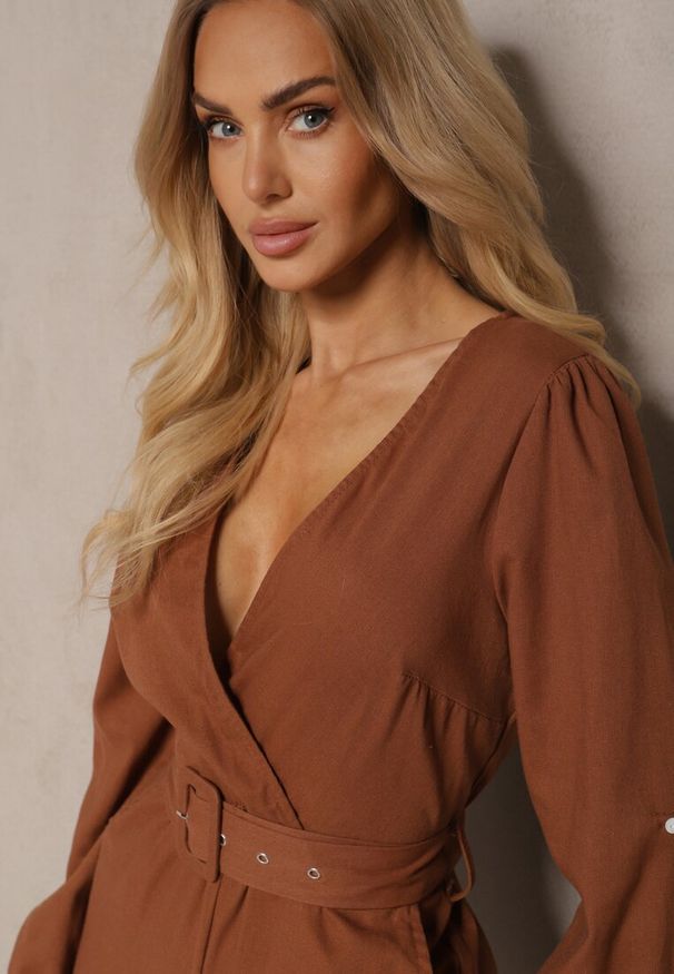 Renee - Brązowy Kopertowy Kombinezon z Bawełny z Dodatkowym Paskiem i Gumką w Talii Rinnarela. Okazja: na co dzień. Kolor: brązowy. Materiał: bawełna. Styl: wizytowy, casual, klasyczny, elegancki