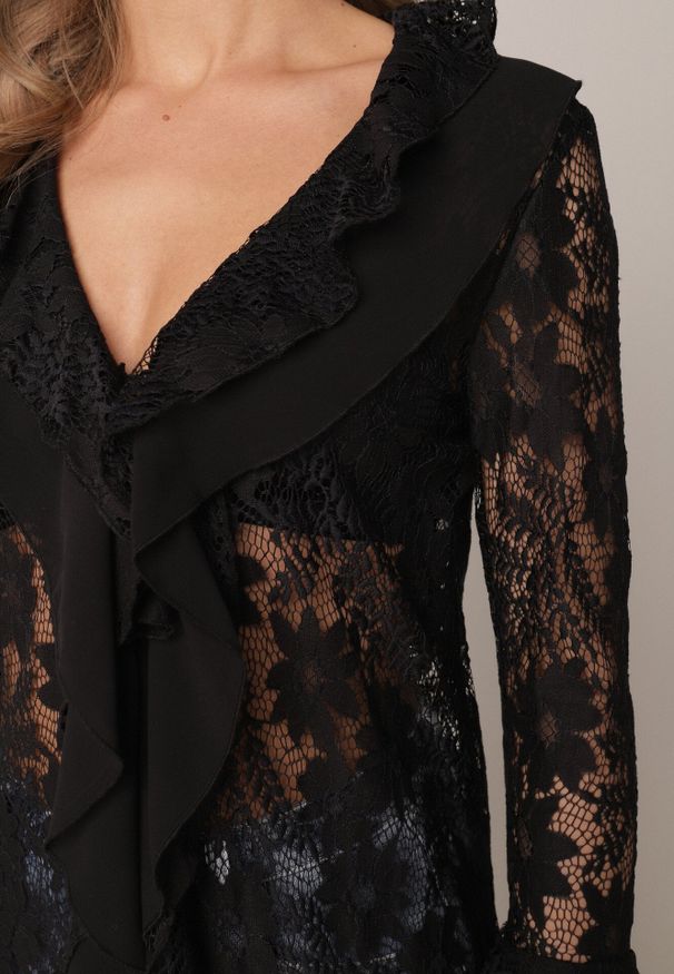 Born2be - Czarna Narzutka Plażowa o Fasonie Długiej Sukienki z Koronki Ozdobiona Falbankami Araqiel. Okazja: na plażę. Typ kołnierza: kołnierz z falbankami. Kolor: czarny. Materiał: koronka. Wzór: aplikacja, koronka. Sezon: lato. Styl: wakacyjny