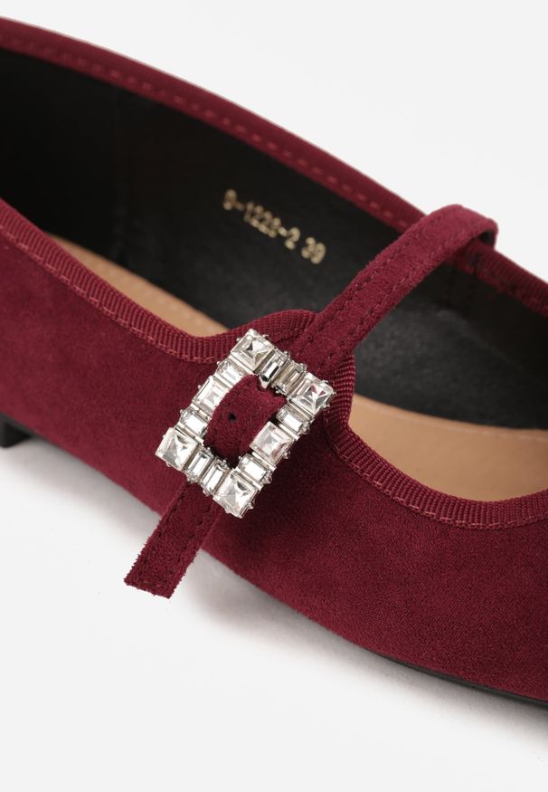 Renee - Bordowe Balerinki z Imitacji Zamszu o Fasonie Mary Jane z Cyrkoniową Klamrą Ireltise. Okazja: na co dzień. Zapięcie: klamry. Kolor: czerwony. Materiał: zamsz. Wzór: aplikacja. Styl: glamour, casual, klasyczny, elegancki