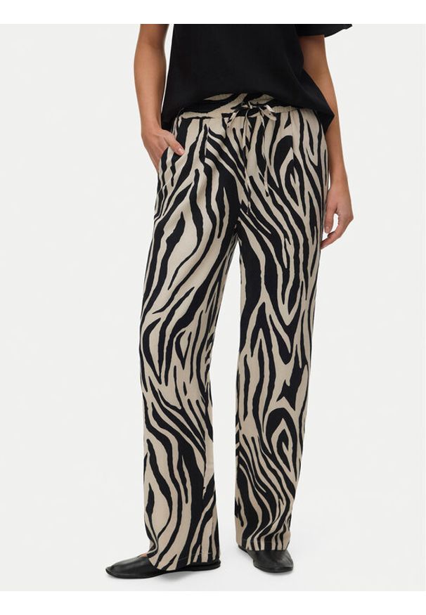 Vero Moda Spodnie materiałowe Jesmilo 10287363 Czarny Regular Fit. Kolor: czarny. Materiał: wiskoza