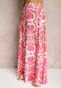 Renee - Różowe Szerokie Spodnie z Wiskozy High Waist z Gumką w Talii o Kwiatowym Wzorze Weranea. Stan: podwyższony. Kolor: różowy. Materiał: wiskoza. Wzór: kwiaty. Sezon: wiosna