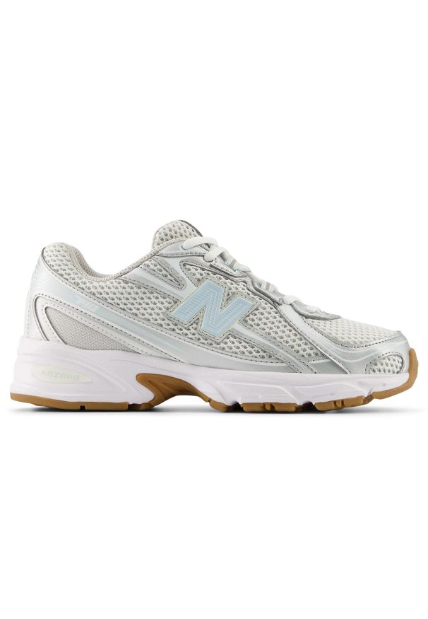Buty dziecięce New Balance GR740AA – srebrne. Kolor: srebrny. Materiał: materiał, syntetyk. Szerokość cholewki: normalna. Sezon: lato. Sport: turystyka piesza