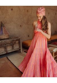 SUNDRESS - Różowa sukienka maxi Suzie. Kolor: fioletowy, wielokolorowy, różowy. Materiał: tkanina, bawełna. Typ sukienki: rozkloszowane. Długość: maxi