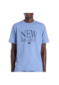 Koszulka męska New Balance MT61X6EQAA3 - niebieska. Kolor: niebieski. Materiał: bawełna. Długość rękawa: krótki rękaw. Długość: krótkie. Wzór: napisy, aplikacja #1