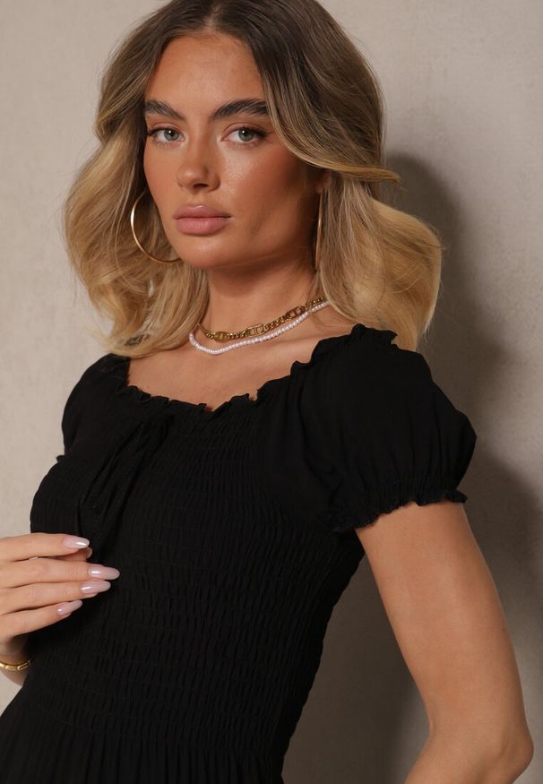 Renee - Czarna Sukienka z Wiskozy w Stylu Hiszpanki Ozdobiona Marszczeniem Jenalena. Okazja: na co dzień. Typ kołnierza: dekolt hiszpanka. Kolor: czarny. Materiał: wiskoza. Wzór: aplikacja. Typ sukienki: z odkrytymi ramionami. Styl: casual