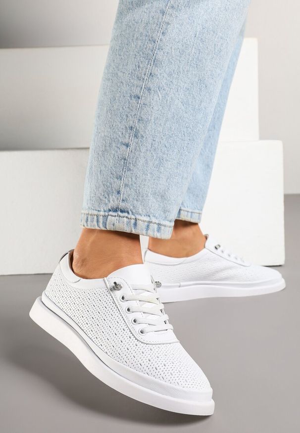 Renee - Białe Sneakersy Skórzane z Perforacją i Ozdobą Neorielina. Okazja: na co dzień. Kolor: biały. Materiał: skóra. Wzór: aplikacja