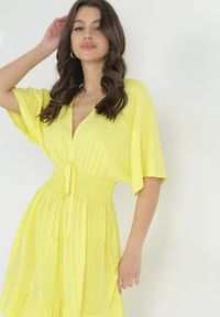 Born2be - Żółta Sukienka z Wiskozy z Marszczoną Gumką w Talii Demaria. Kolor: żółty. Materiał: wiskoza. Typ sukienki: rozkloszowane #3