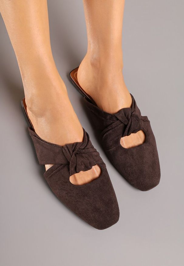 Born2be - Ciemnobrązowe Klapki Mule Vices Zdobione Supłem Lavisse. Kolor: brązowy. Materiał: jeans, len. Wzór: aplikacja. Obcas: na płaskiej podeszwie. Styl: klasyczny