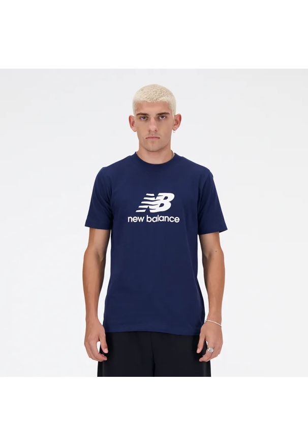 Koszulka męska New Balance MT41502NNY – granatowa. Kolor: niebieski. Materiał: bawełna, dresówka. Długość rękawa: krótki rękaw. Długość: krótkie. Wzór: nadruk, napisy