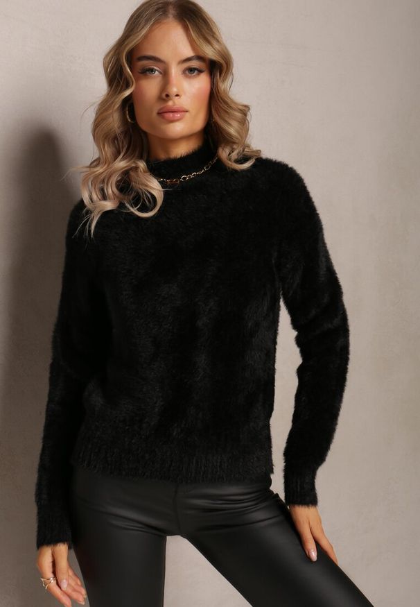 Renee - Czarny Dzianinowy Sweter z Dłuższym Włosiem i Półgolfem Christiam. Kolor: czarny. Materiał: dzianina. Długość rękawa: długi rękaw. Długość: długie. Wzór: aplikacja. Styl: elegancki
