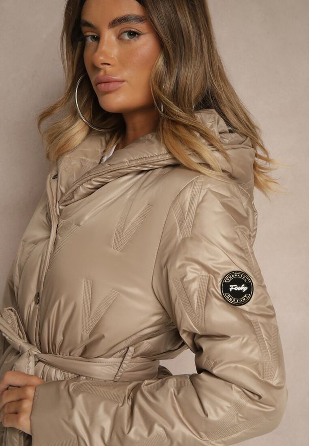 Renee - Ciemnobeżowa Pikowana Kurtka z Kapturem i Wiązanym Paskiem Elladie. Okazja: na co dzień. Typ kołnierza: kaptur. Kolor: beżowy. Materiał: dzianina, jeans. Styl: casual