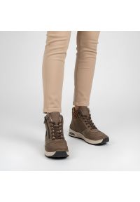 Brązowe Botki Rieker Solidne Ocieplane Buty Damskie. Okazja: na spacer, na co dzień. Zapięcie: sznurówki. Kolor: brązowy. Materiał: materiał, syntetyk. Wzór: motyw zwierzęcy. Sezon: zima, jesień. Styl: casual #1