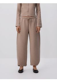 Reserved - Spodnie z dodatkiem wiskozy - brązowy. Kolor: brązowy. Materiał: wiskoza #1