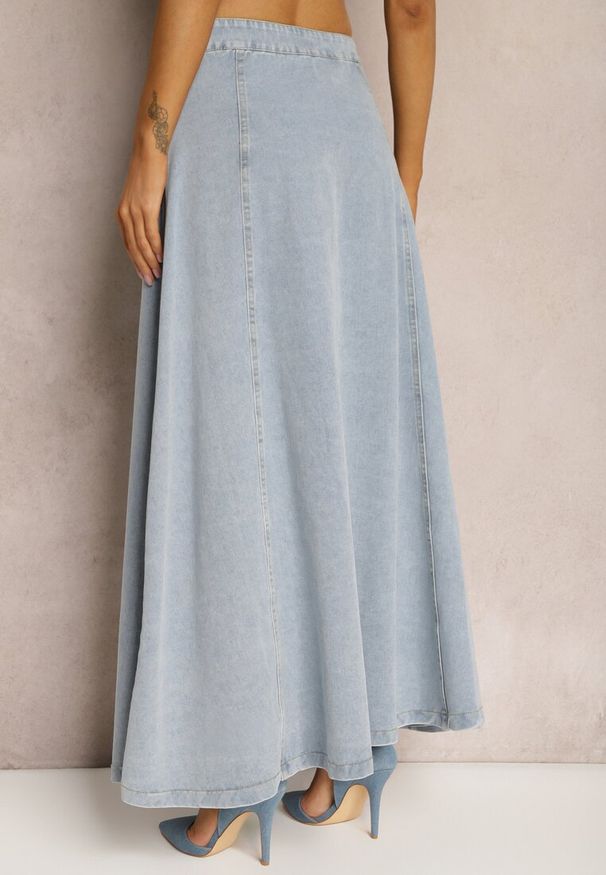 Renee - Jasnoniebieska Rozkloszowana Spódnica Jeansowa Maxi z Bawełny z Guzikami Brissa. Okazja: na co dzień. Kolor: niebieski. Materiał: bawełna, jeans. Wzór: aplikacja. Styl: casual