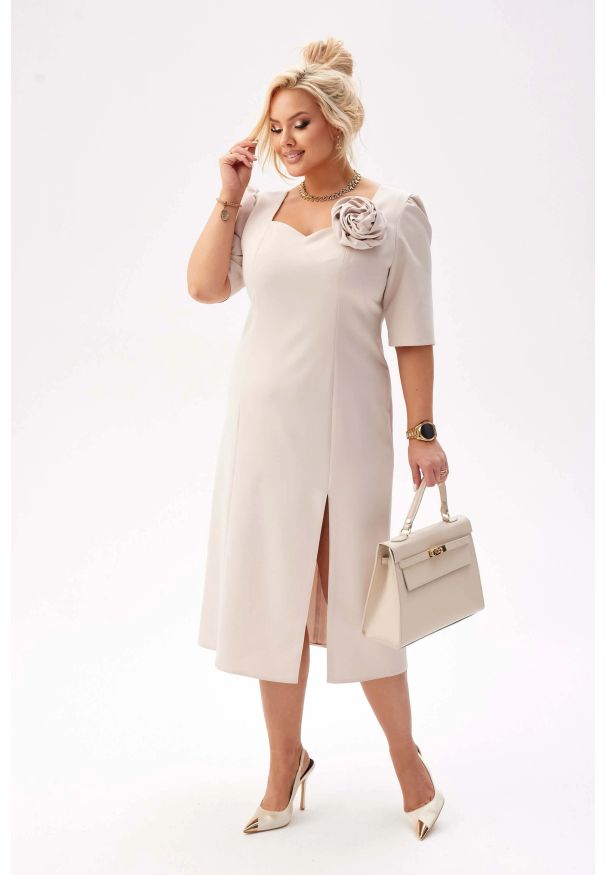 Moda Size Plus Iwanek - Elegancka wizytowa sukienka Helen w odcieniach beżu - elegancja i kobiecy szyk PLUS SIZE XXL. Okazja: na wesele, na ślub cywilny. Kolekcja: plus size. Kolor: beżowy. Materiał: poliester, elastan, tkanina. Wzór: aplikacja, kwiaty. Typ sukienki: dla puszystych. Styl: wizytowy, elegancki. Długość: midi