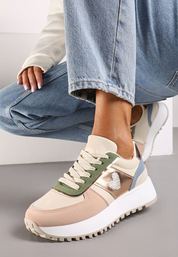 Renee - Beżowo-Różowe Sneakersy z Naszywką Serduszka i Piankową Platformą Timera. Okazja: na co dzień. Kolor: beżowy. Materiał: jeans. Wzór: aplikacja. Obcas: na platformie