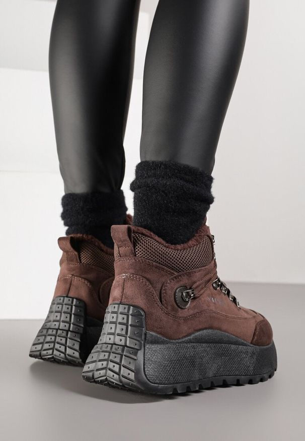 Renee - Brązowe Sneakersy Śniegowce Vices na Platformie w Sportowym Stylu Nelsella. Okazja: na spacer, na co dzień. Kolor: brązowy. Materiał: jeans. Szerokość cholewki: normalna. Obcas: na platformie. Sport: turystyka piesza