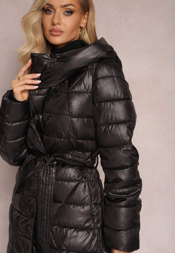 Renee - Czarna Kurtka Pikowana z Wiązanym Paskiem Phaza. Kolekcja: plus size. Kolor: czarny