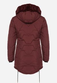 Born2be - Bordowa Klasyczna Kurtka z Pikowanymi Przeszyciami i Kapturem z Futerkiem Raffisa. Okazja: na co dzień. Kolekcja: plus size. Kolor: czerwony. Materiał: futro. Styl: klasyczny #6
