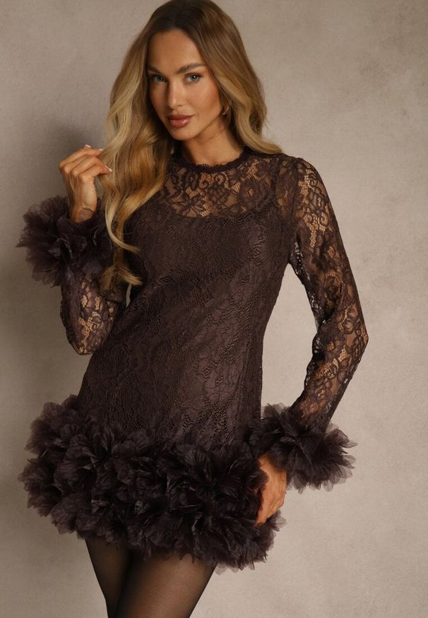 Renee - Brązowa Dopasowana Koronkowa Sukienka Koktajlowa z Tiulowymi Aplikacjami Kretalia. Okazja: na imprezę. Kolor: brązowy. Materiał: tiul, koronka. Długość rękawa: na ramiączkach. Wzór: aplikacja. Typ sukienki: dopasowane. Styl: wizytowy