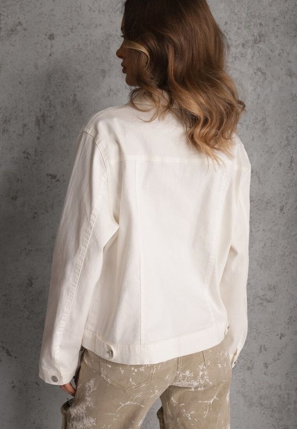 Renee - Biała Jeansowa Kurtka z Bawełny Perilopei. Okazja: na co dzień. Kolekcja: plus size. Kolor: biały. Materiał: jeans, bawełna. Styl: casual