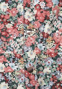 Renee - Czerwono-Zielona Rozkloszowana Sukienka z Wiskozą Zapinana na Guziki Ozdobiona Paskiem Dimica. Okazja: na co dzień. Typ kołnierza: dekolt w kształcie V. Kolor: czerwony. Materiał: wiskoza. Długość rękawa: krótki rękaw. Wzór: aplikacja. Styl: klasyczny, casual #5