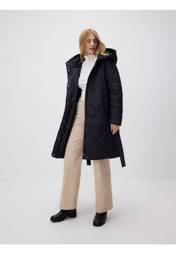 Reserved - Długa kurtka z wiązaniem - czarny. Kolor: czarny. Materiał: materiał. Długość: długie