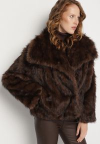 Born2be - Brązowa Kurtka Futerko o Dwurzędowym Kroju z Szerokim Kołnierzem Fesammea. Okazja: na co dzień. Kolor: brązowy. Materiał: futro. Styl: casual, klasyczny #6