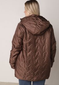 Born2be - Brązowa Przejściowa Pikowana Kurtka z Odpinanym Kapturem Nevistta. Okazja: na spacer, na co dzień, do pracy. Kolekcja: plus size. Kolor: brązowy. Materiał: poliester, jeans. Styl: casual, elegancki #5