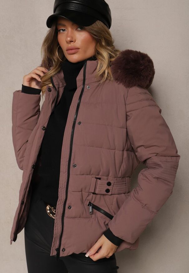 Renee - Fioletowa Kurtka z Pikowaniem Odpinanym Kapturem i Futerkiem z Paskiem Vortinay. Okazja: na co dzień. Kolor: fioletowy. Materiał: futro. Styl: casual, elegancki
