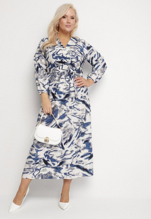 Born2be - Niebieska Rozkloszowana Sukienka Kopertowa z Wiskozą w Abstrakcyjny Wzór Dleffia. Okazja: na co dzień. Typ kołnierza: dekolt w serek. Kolekcja: plus size. Kolor: niebieski. Materiał: wiskoza. Typ sukienki: kopertowe. Styl: elegancki, casual