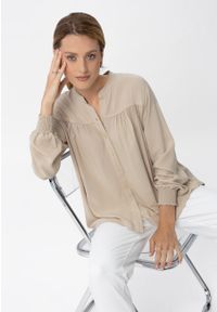 Volcano - Bluzka koszulowa ze stójką K-ENET. Okazja: na co dzień, na spotkanie biznesowe. Typ kołnierza: kołnierzyk stójkowy. Kolor: beżowy. Materiał: wiskoza, materiał. Długość rękawa: długi rękaw. Długość: długie. Wzór: gładki. Styl: biznesowy, casual #1