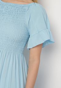 Born2be - Jasnoniebieska Bawełniana Sukienka o Kroju Hiszpanki z Elastyczną Górą Niloviria. Okazja: na co dzień. Typ kołnierza: dekolt hiszpanka. Kolor: niebieski. Materiał: bawełna. Długość rękawa: krótki rękaw. Styl: casual, klasyczny #3