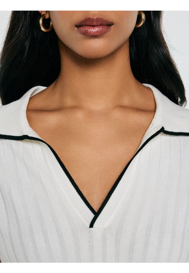 Big-Star - Koszulka damska polo z kontrastowym wykoŅczeniem biała Micka 100. Typ kołnierza: polo. Kolor: biały. Materiał: prążkowany, skóra, dzianina. Wzór: aplikacja. Styl: sportowy, elegancki