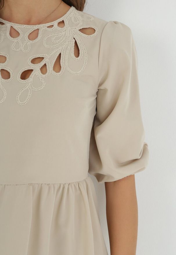 Born2be - Beżowa Taliowana Sukienka Mini z Ażurowymi Wycięciami Przy Dekolcie Chesine. Kolor: beżowy. Wzór: ażurowy. Długość: mini