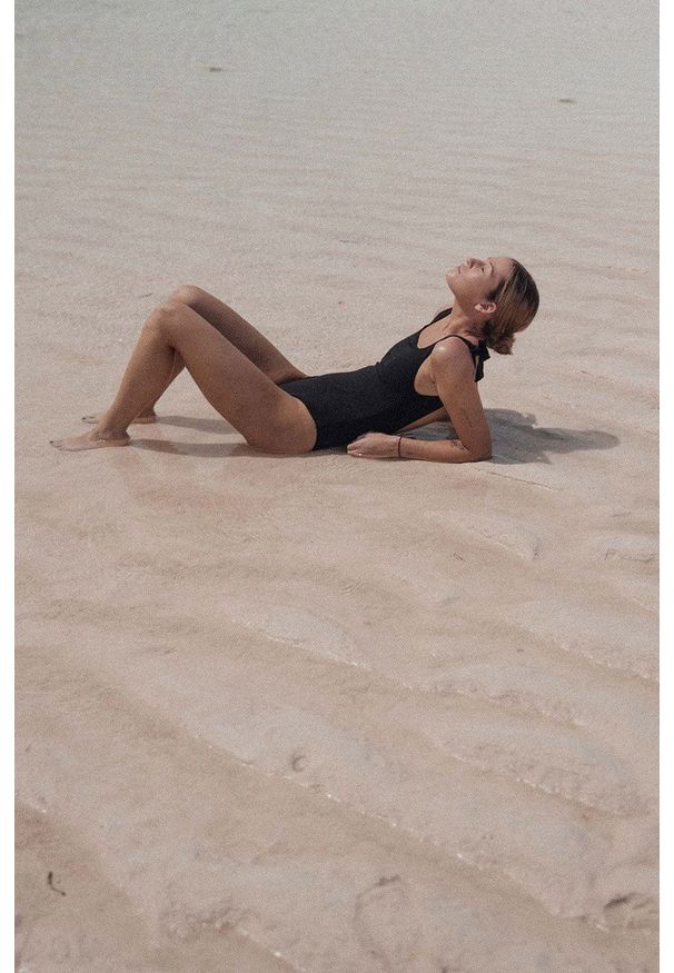 MUUV Strój kąpielowy Classic Openback kolor czarny miękka miseczka. Kolor: czarny. Materiał: dzianina