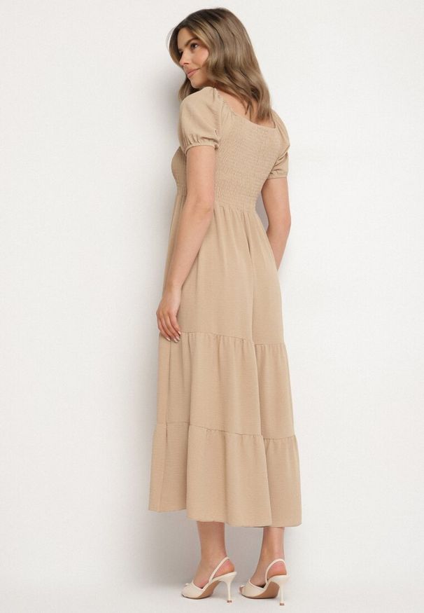 Born2be - Beżowa Rozkloszowana Sukienka z Dekoltem Typu Hiszpanka z Marszczeniem Lumorice. Okazja: na co dzień. Typ kołnierza: dekolt hiszpanka. Kolor: beżowy. Styl: casual, elegancki