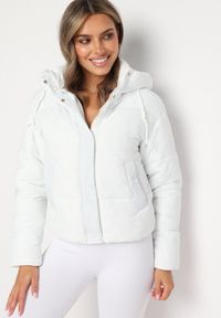 Born2be - Biała Pikowana Kurtka Puffer z Kapturem Miviera. Okazja: na spacer, na co dzień. Typ kołnierza: kaptur. Kolor: biały. Materiał: dzianina, jeans. Sezon: zima. Styl: casual #1