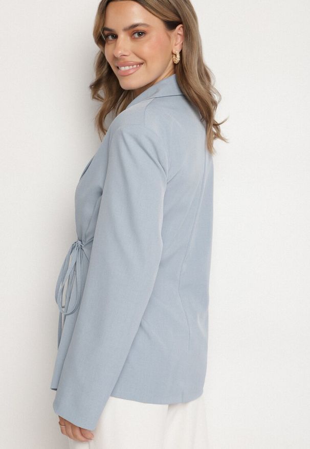 Born2be - Niebieska Marynarka z Ozdobnym Wiązaniem Lenirin. Okazja: na co dzień. Kolor: niebieski. Materiał: jeans. Styl: casual, elegancki