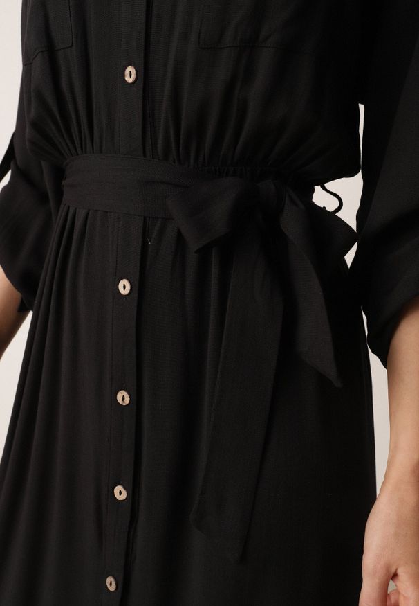 Born2be - Czarna Bawełniana Sukienka Koszulowa w Stylu Safari z Wiązanym Paskiem Atusea. Okazja: na co dzień. Typ kołnierza: typu klepsydra. Kolor: czarny. Materiał: bawełna. Typ sukienki: koszulowe. Styl: casual, elegancki