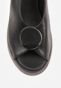 Born2be - Czarne Sandały VICES na Koturnie Zdobione Perforacją i Okrągłą Aplikacją Melolle. Okazja: do pracy, na co dzień. Nosek buta: okrągły. Kolor: czarny. Wzór: aplikacja. Obcas: na koturnie. Styl: elegancki, casual #3