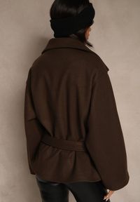 Renee - Brązowy Pudełkowy Krótki Płaszcz z Wiskozą z Wiązanym Paskiem i Kołnierzykiem Tusainea. Kolor: brązowy. Materiał: wiskoza. Długość: krótkie #5