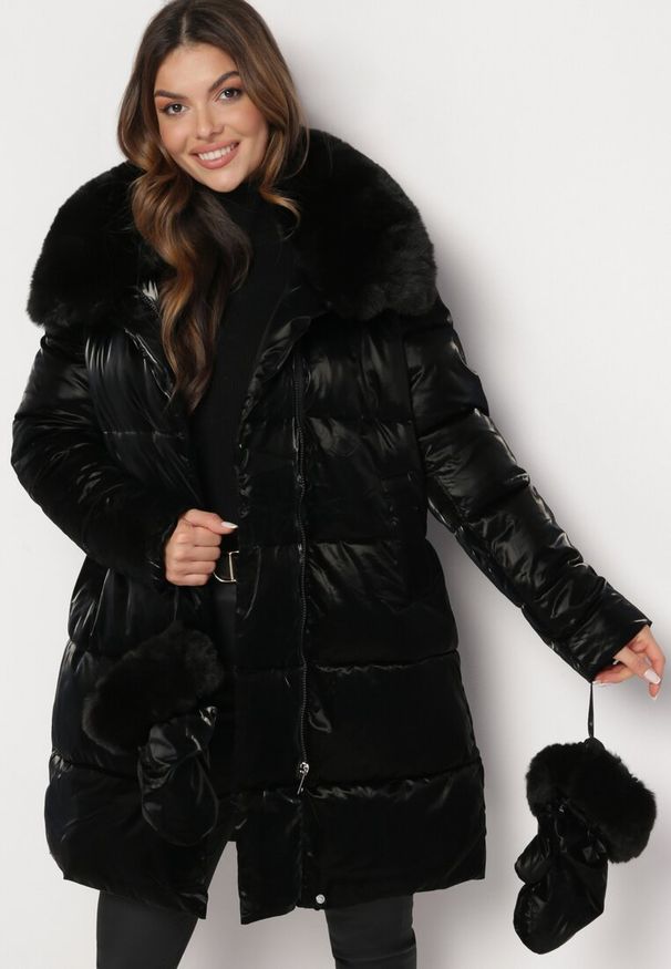 Born2be - Czarna Pikowana Kurtka Płaszcz z Futerkiem i Rękawiczkami Avezze. Kolor: czarny. Materiał: futro. Wzór: aplikacja