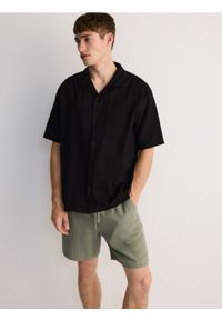 Reserved - Koszula comfort z lnem - czarny. Kolor: czarny. Materiał: len