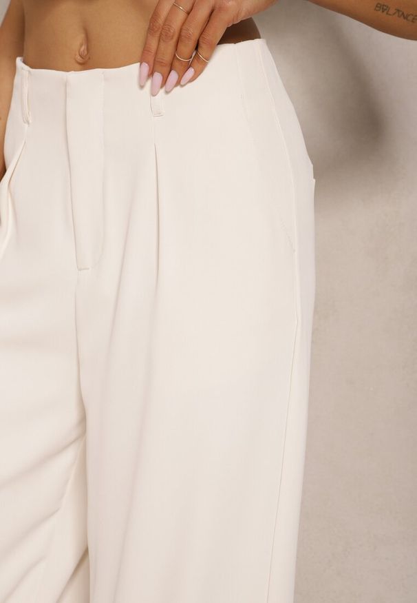 Renee - Jasnobeżowe Garniturowe Szerokie Spodnie High Waist Karmoi. Stan: podwyższony. Kolor: beżowy. Styl: klasyczny, elegancki