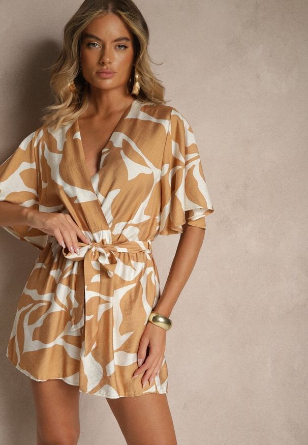 Renee - Beżowy Kombinezon z Wiskozą o Kopertowym Kroju z Wiązanym Paskiem Folavelle. Okazja: na co dzień. Kolor: beżowy. Materiał: wiskoza. Długość: krótkie. Styl: casual